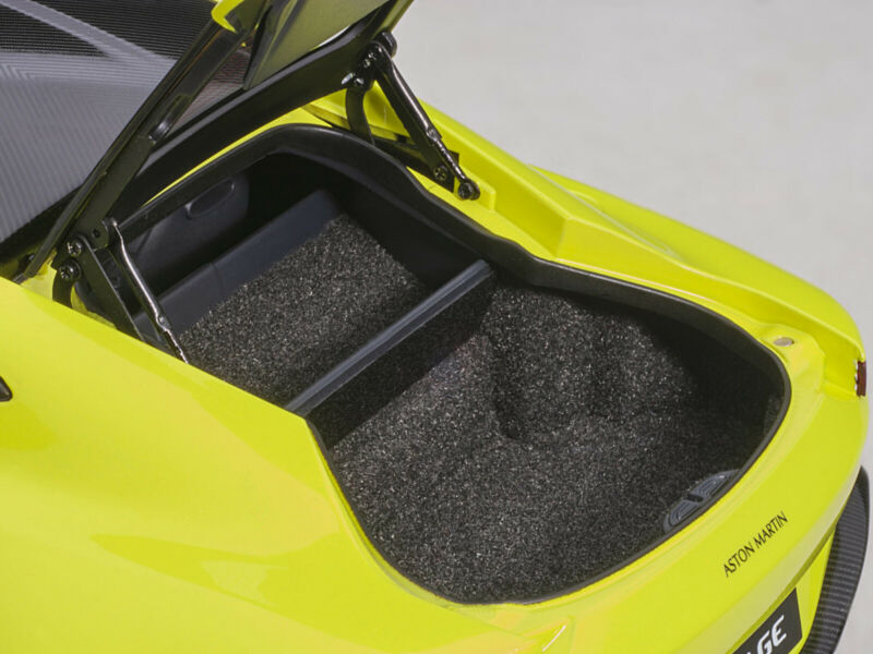 AUTOART 1/18 2019 ASTON MARTIN VANTAGE RHD LIME GREEN W/CARBON TOP