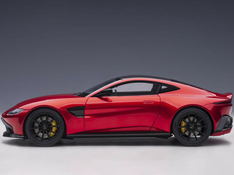 1/18 AUTOart 2019 ASTON MARTIN VANTAGE (RHD) HYPER RED W/CARBON TOP 70277
