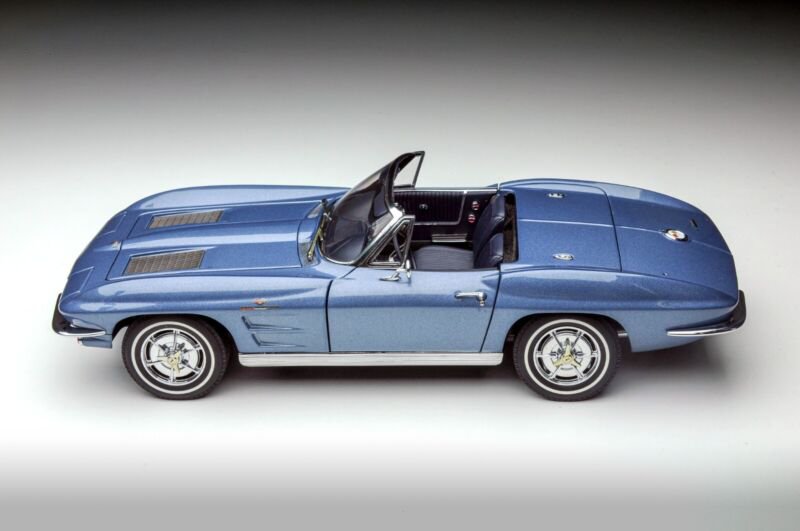 1/18 AUTOart Chevrolet Corvette C2 Sting Ray Convertible 1963 71192