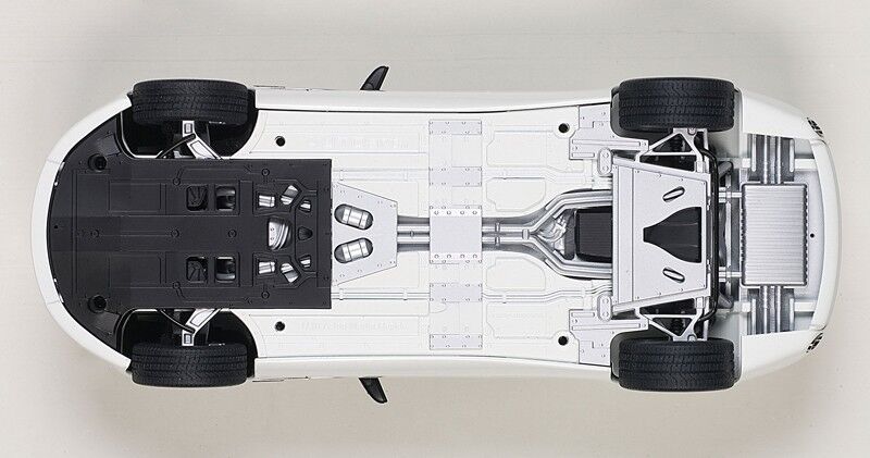 1/18 Autoart 2015 ASTON MARTIN RAPIDE S STRATOS WHITE