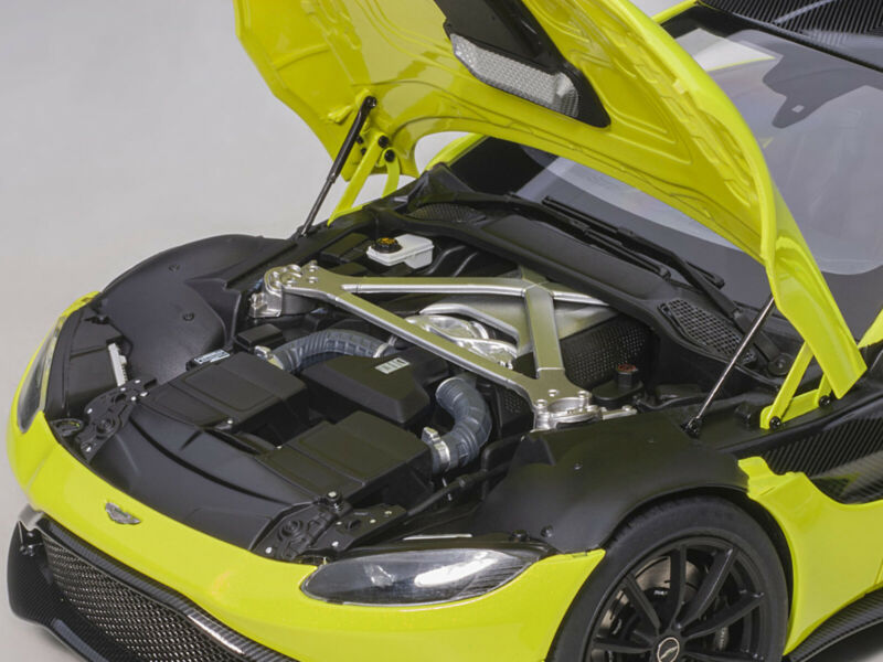 AUTOART 1/18 2019 ASTON MARTIN VANTAGE RHD LIME GREEN W/CARBON TOP