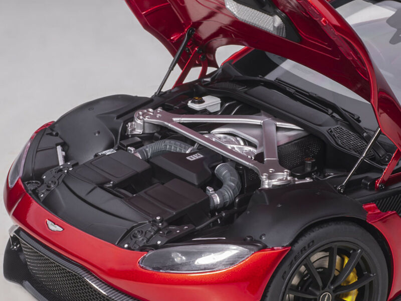 1/18 AUTOart 2019 ASTON MARTIN VANTAGE (RHD) HYPER RED W/CARBON TOP 70277