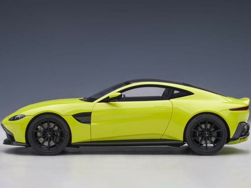 AUTOART 1/18 2019 ASTON MARTIN VANTAGE RHD LIME GREEN W/CARBON TOP