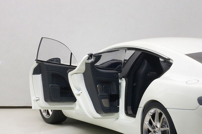1/18 Autoart 2015 ASTON MARTIN RAPIDE S STRATOS WHITE