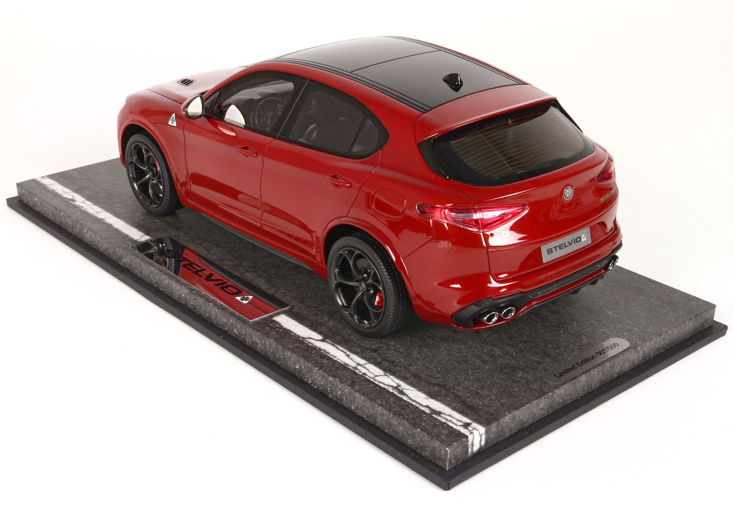 BBR 1/18 Alfa Romeo Stelvio Quadrifoglio- Rosso Competizione with Showcase - Resin Model