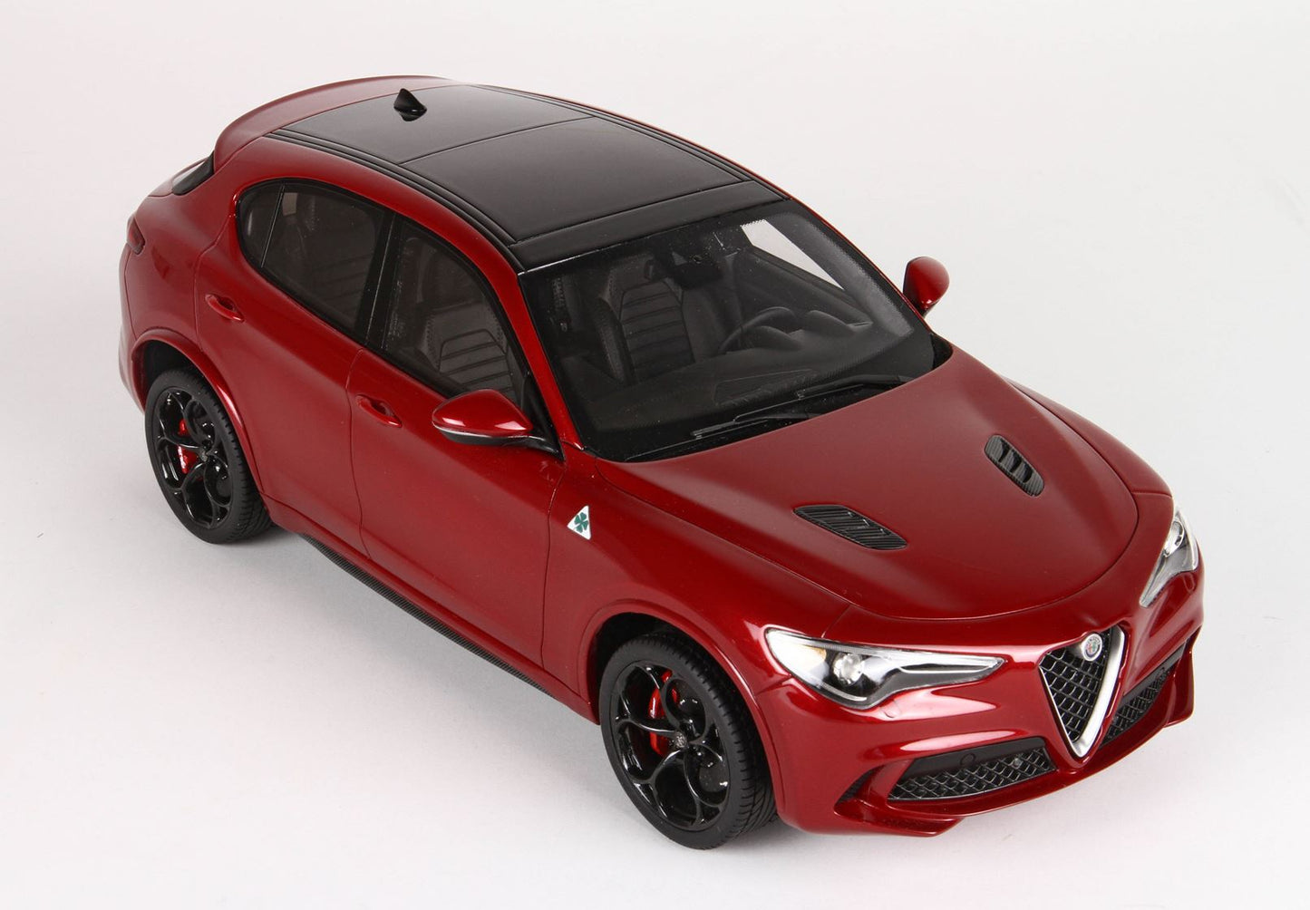 BBR 1/18 Alfa Romeo Stelvio Quadrifoglio- Rosso Competizione with Showcase - Resin Model