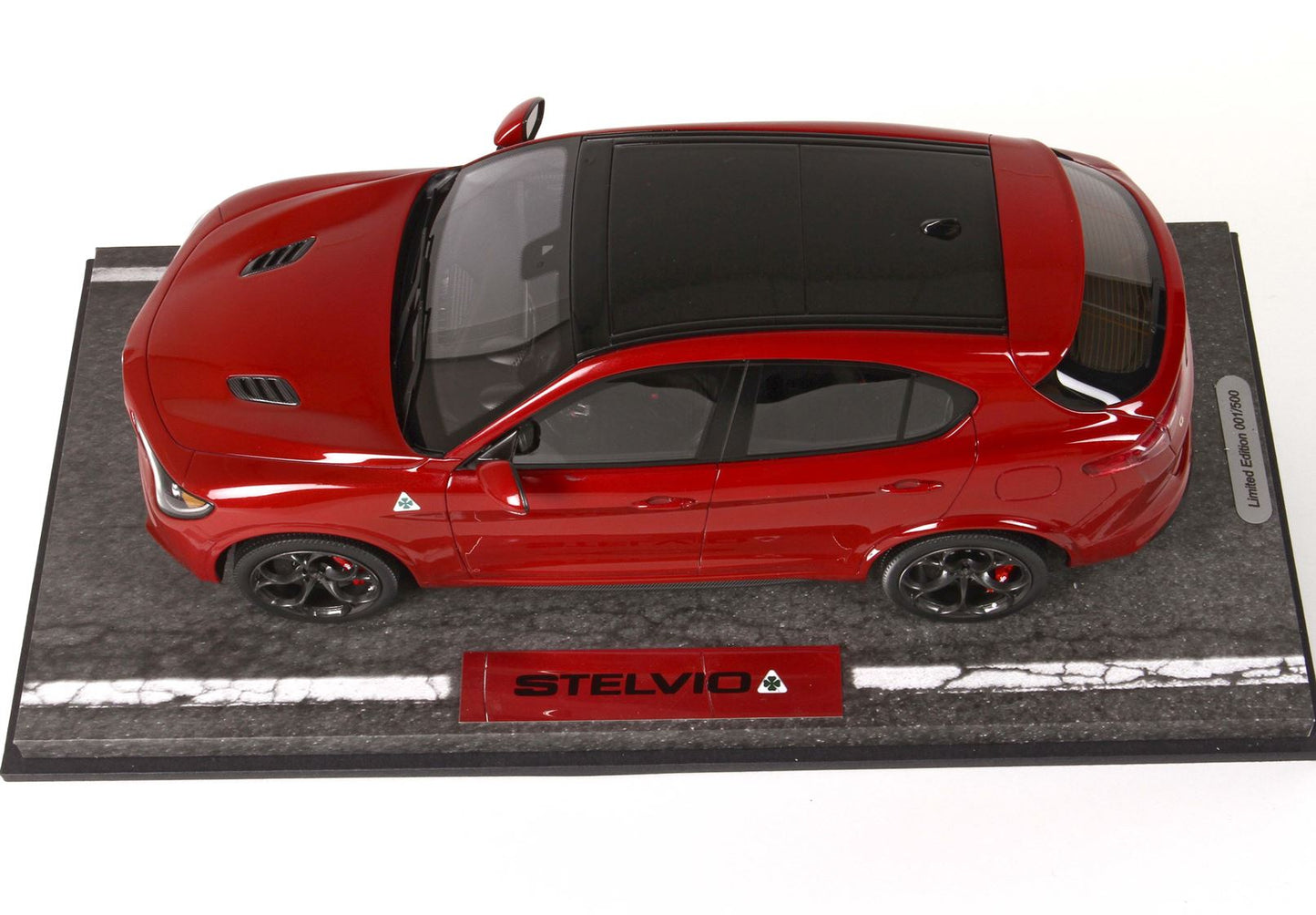 BBR 1/18 Alfa Romeo Stelvio Quadrifoglio- Rosso Competizione with Showcase - Resin Model