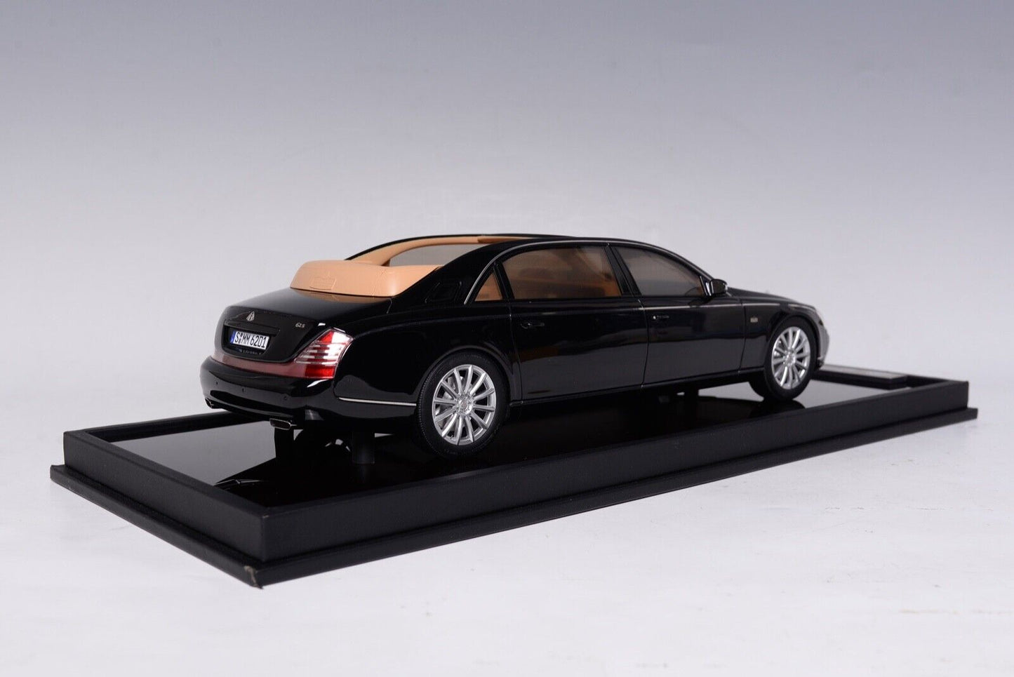 Motorhelix 1/18 Mercedes Maybach 62S Landaulet (Metallic Black) Resin Car Model 99 Pieces Limited