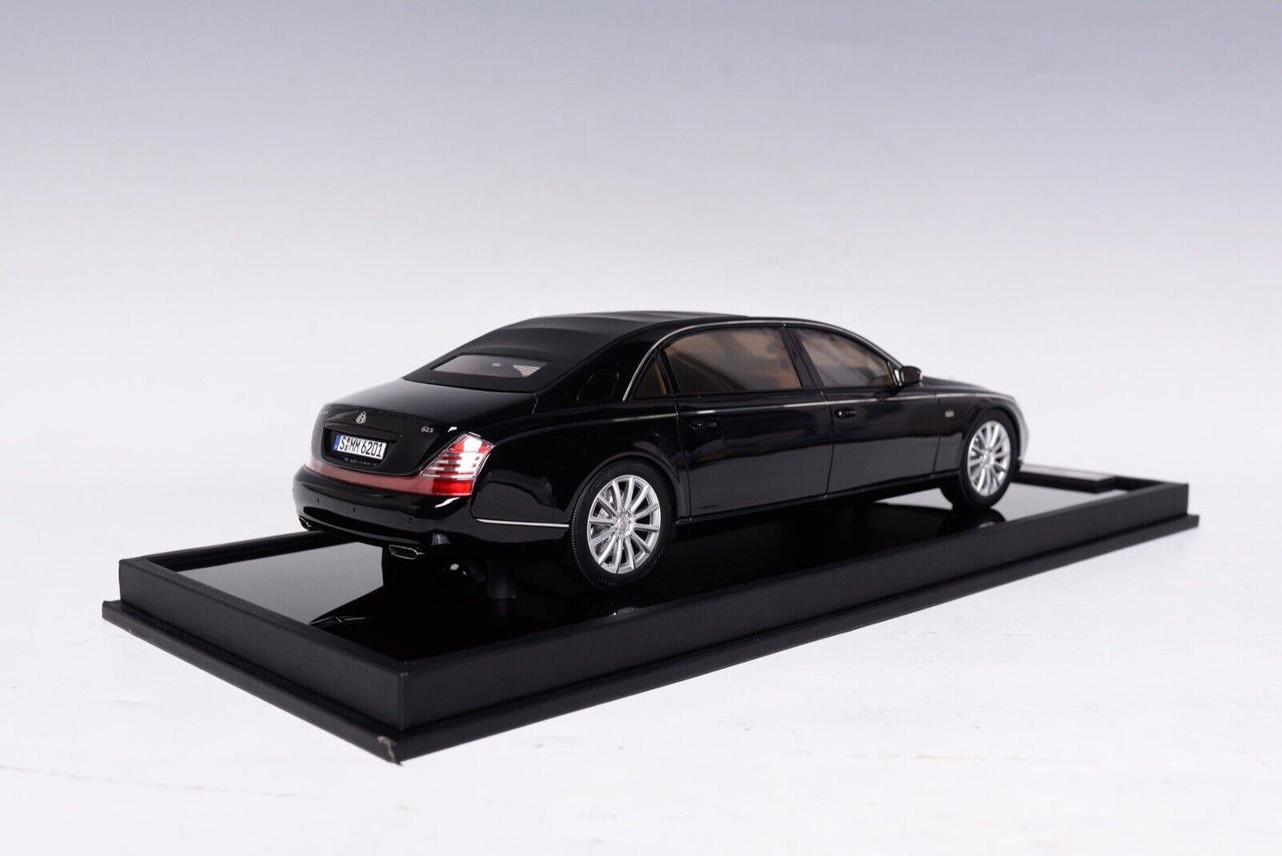 Motorhelix 1/18 Mercedes Maybach 62S Landaulet (Metallic Black) Resin Car Model 99 Pieces Limited