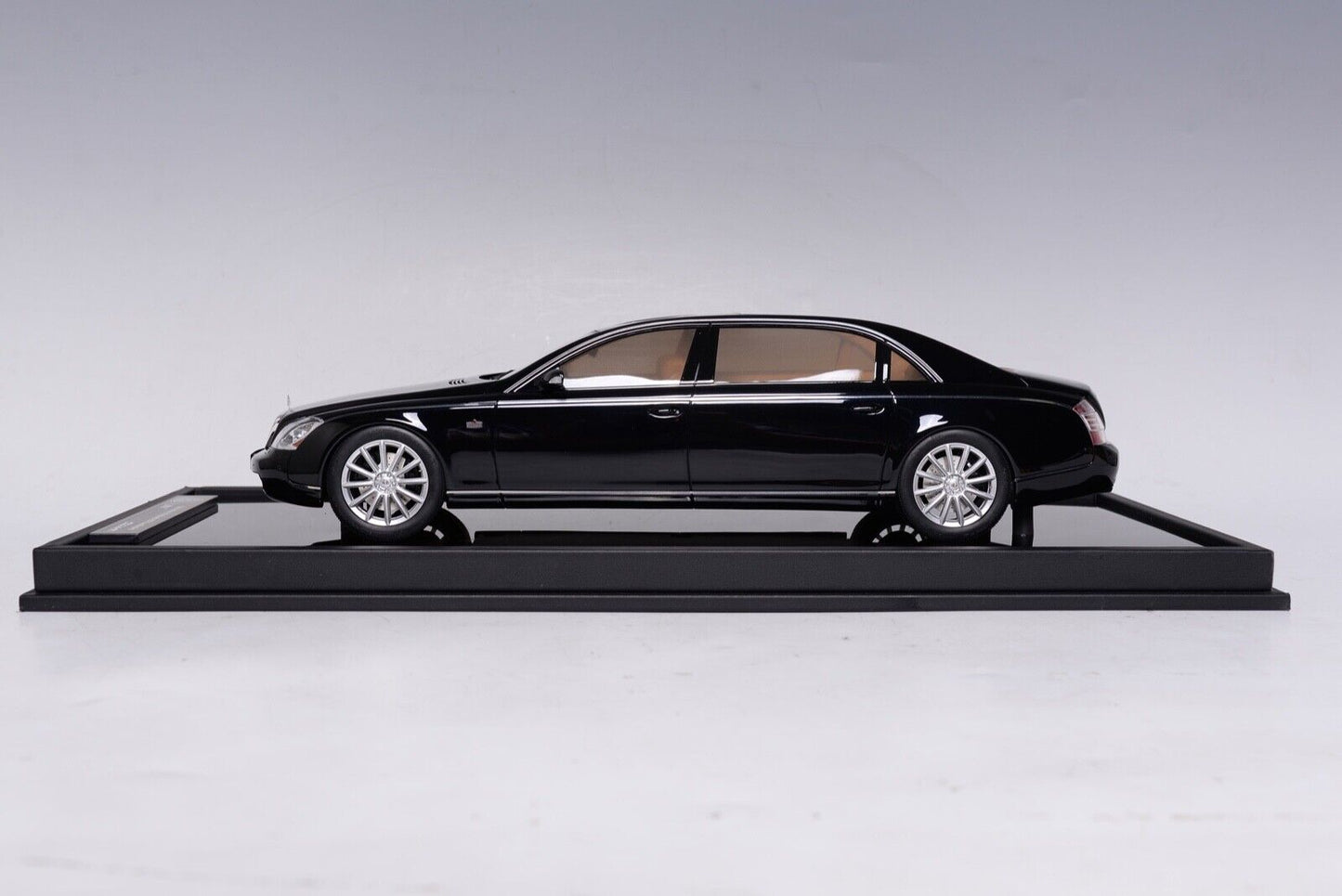 Motorhelix 1/18 Mercedes Maybach 62S Landaulet (Metallic Black) Resin Car Model 99 Pieces Limited