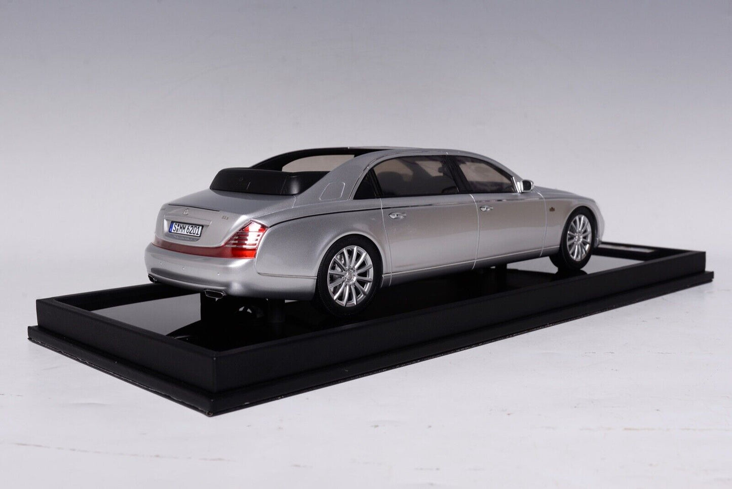 Motorhelix 1/18 Mercedes Maybach 62S Landaulet (Sterling Silver) Resin Car Model Limited 99 Pieces