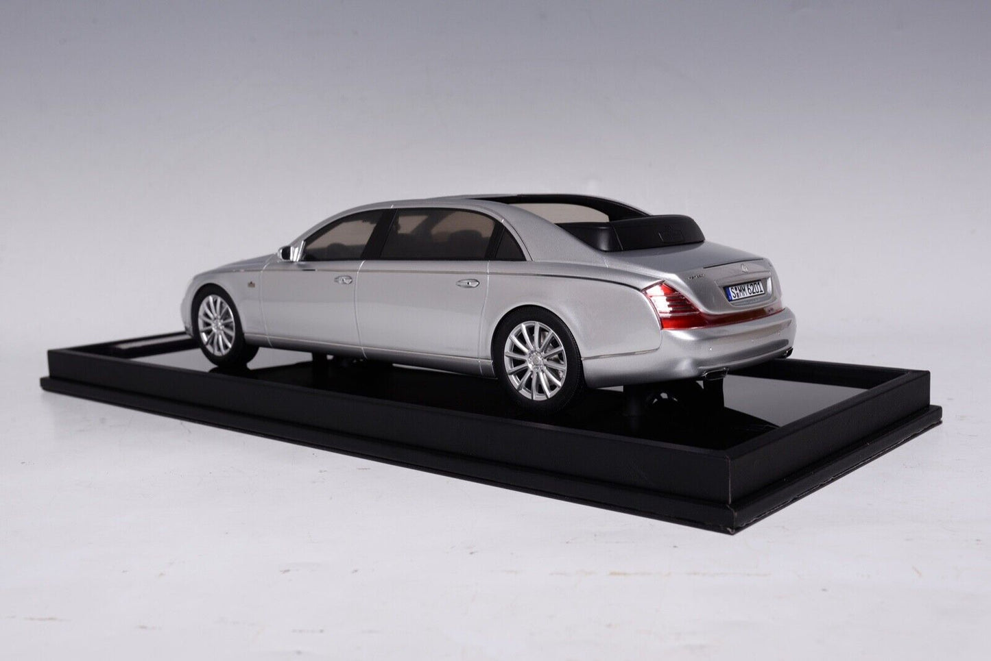 Motorhelix 1/18 Mercedes Maybach 62S Landaulet (Sterling Silver) Resin Car Model Limited 99 Pieces