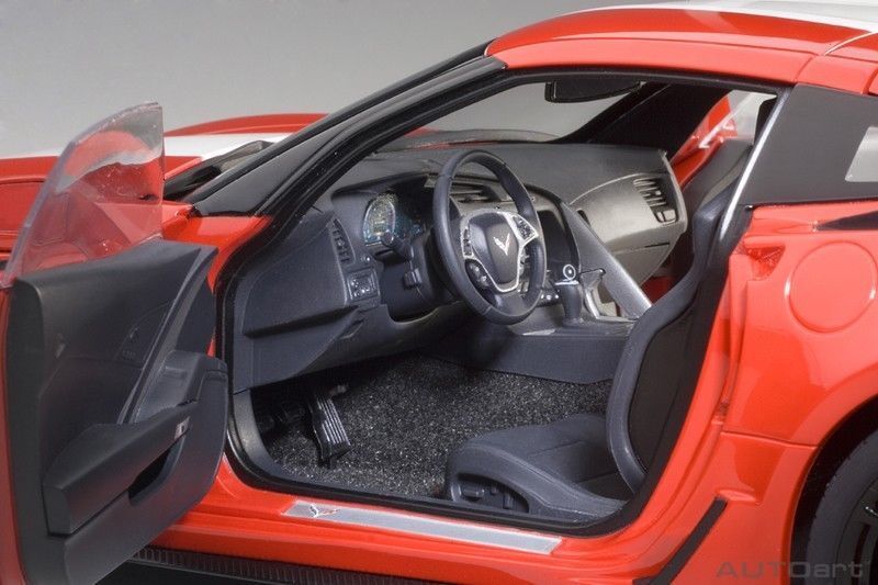 AUTOART CHEVROLET CORVETTE GRAND SPORT (RED/WHITE STRIPES) 1:18