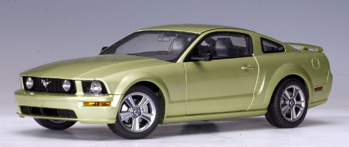 1:18 AUTOart FORD MUSTANG GT COUPE 2005 LEGEND LIME