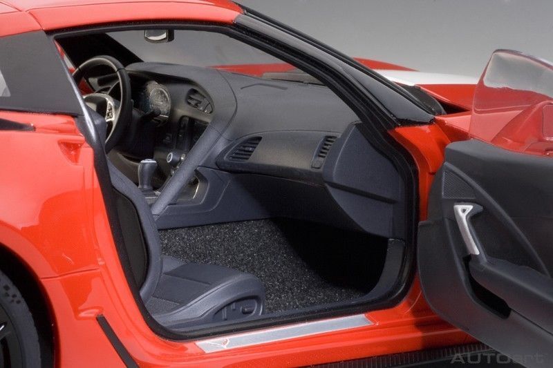 AUTOART CHEVROLET CORVETTE GRAND SPORT (RED/WHITE STRIPES) 1:18