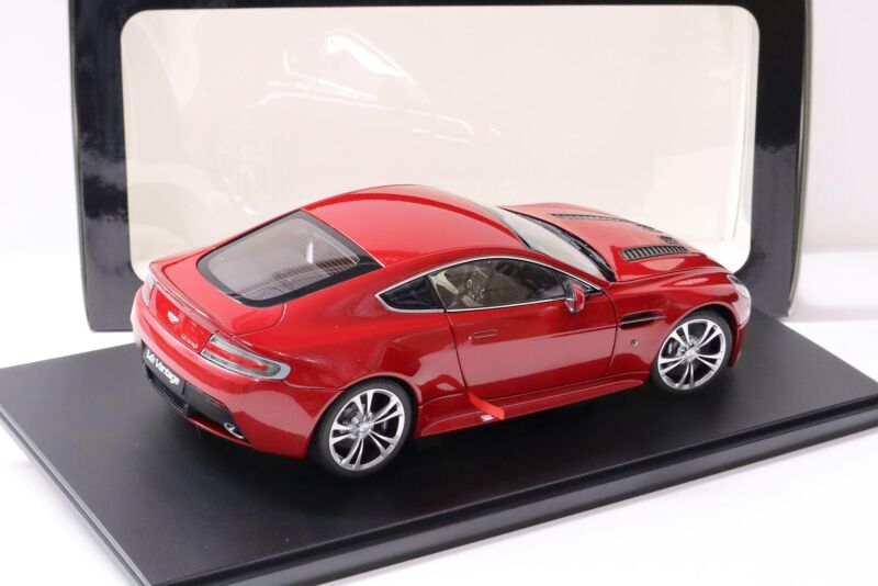 1:18 AUTOart Aston Martin V12 Vantage Coupe 2010 Red Metallic