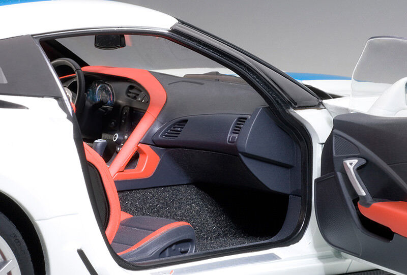 2017 CHEVROLET CORVETTE C7 GRAND SPORT WHITE BLUE STRIPE 1:18 by AUTOart 71271