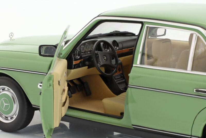 MERCEDES-BENZ 200 (W123) 1982 Light Green - 1/18 - NOREV