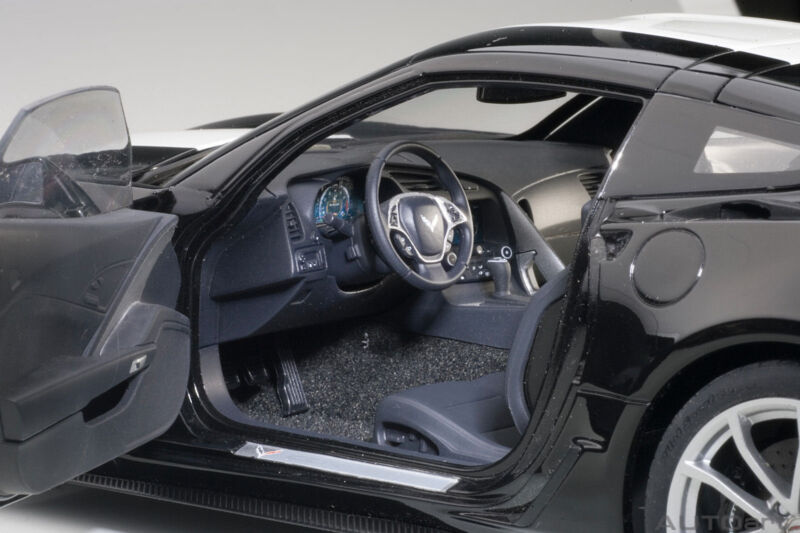 AUTOART CHEVROLET CORVETTE GRAND SPORT (BLACK/WHITE STRIPES) 1:18