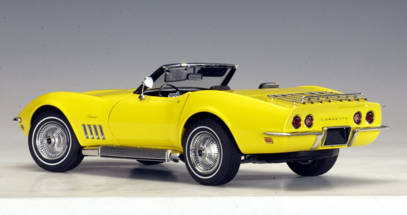 1969 CHEVROLET CORVETTE CONVERTIBLE YELLOW 1:18 by AUTOart 71161