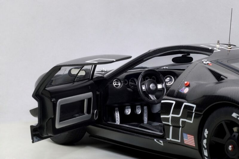 2005 FORD GT LM RACE CAR SPEC II CARBON FIBER 1:18 by AUTOart #80514