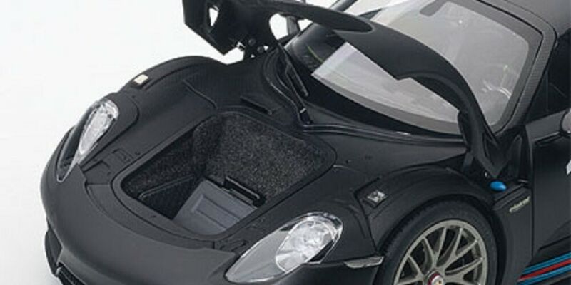 AUTOart 77929 Porsche 918 Spyder Weissach Package (Black/Martini Livery) 1:18