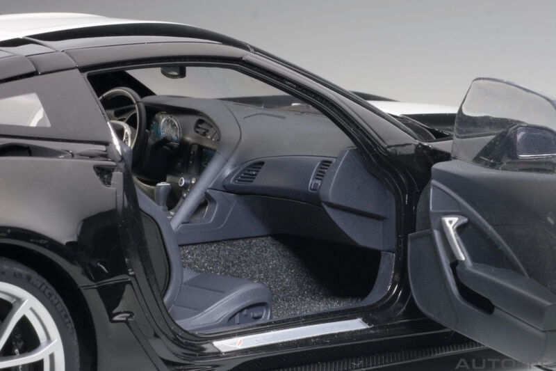 AUTOART CHEVROLET CORVETTE GRAND SPORT (BLACK/WHITE STRIPES) 1:18