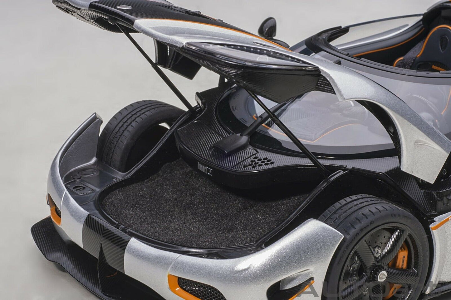 AUTOART 1:18 KOENIGSEGG AGERA RS (WHITEMOON SILVER/CARBON)