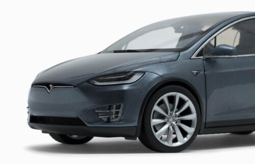 Tesla 1/18 Scale Model X P100D Diecast