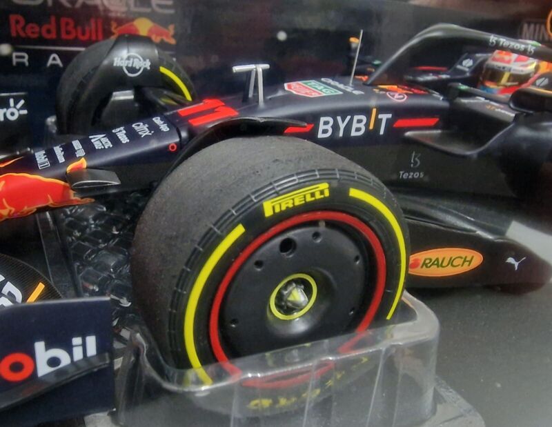 1/18 MINICHAMPS Formula 1 Red Bull RB18 S.Perez Miami Gp 2022