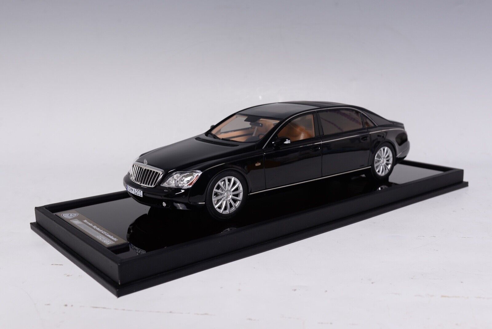 Motorhelix 1/18 Mercedes Maybach 62S Landaulet (Metallic Black) Resin