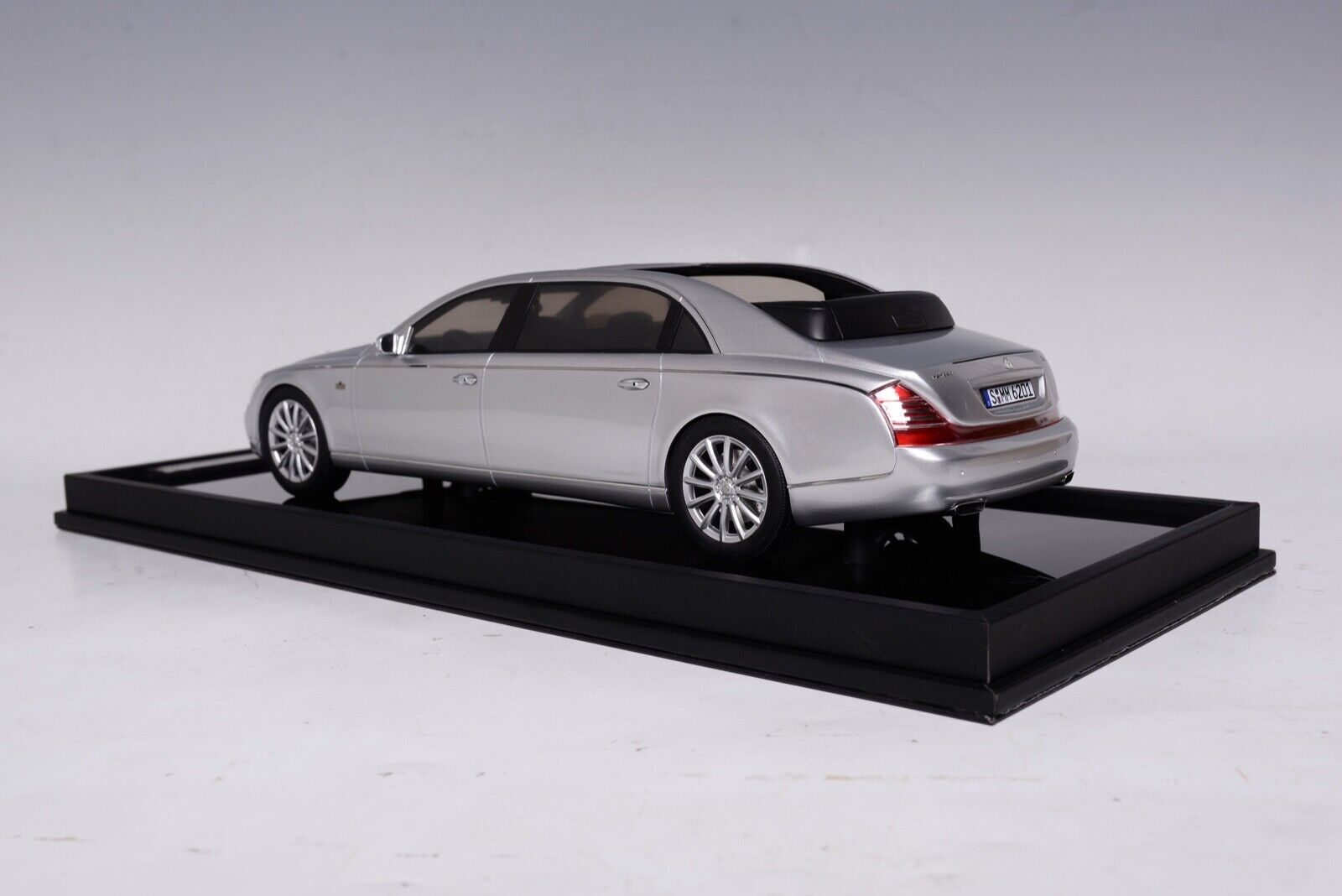 Motorhelix 1/18 Mercedes Maybach 62S Landaulet (Sterling Silver) Resin