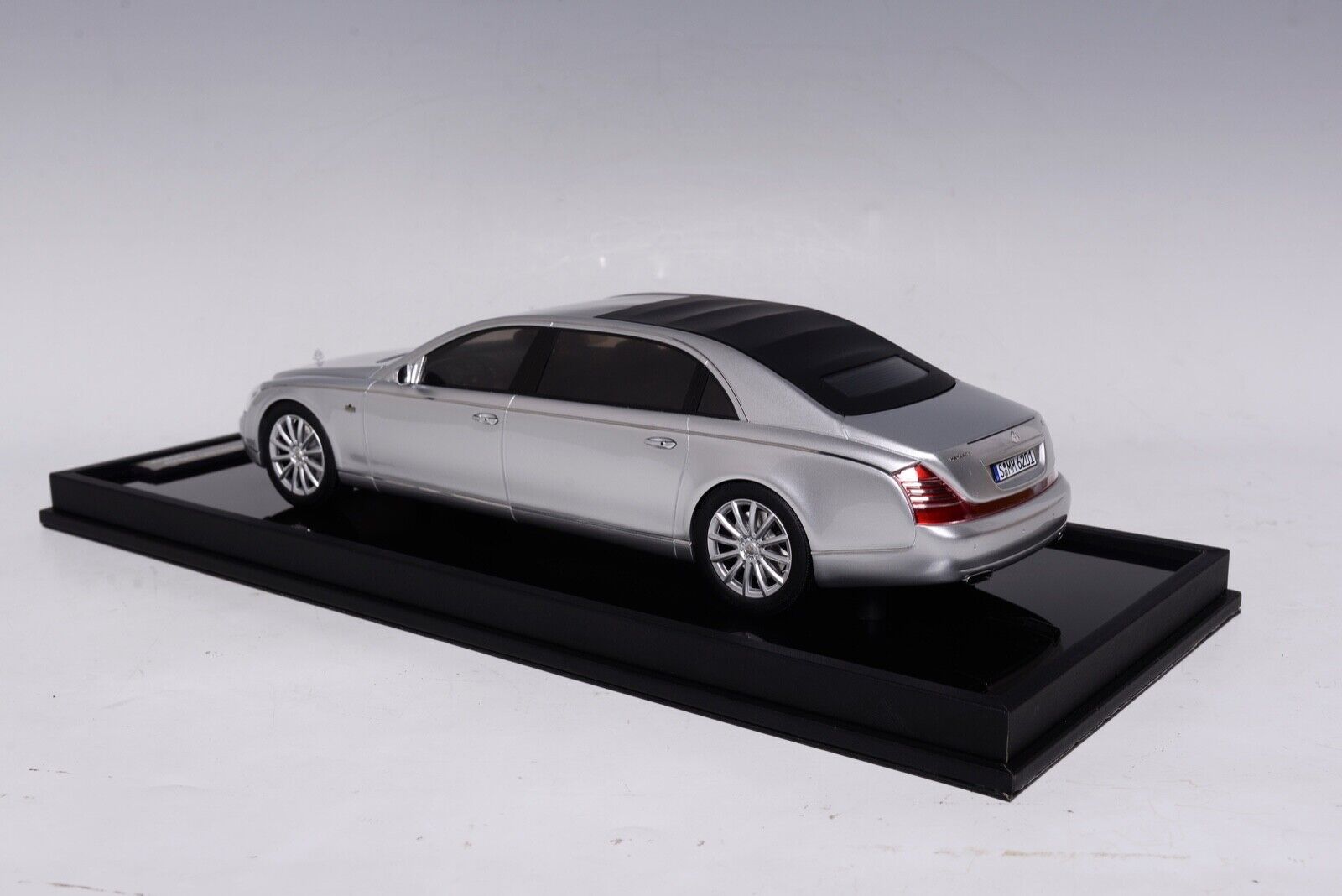 Motorhelix 1/18 Mercedes Maybach 62S Landaulet (Sterling Silver) Resin