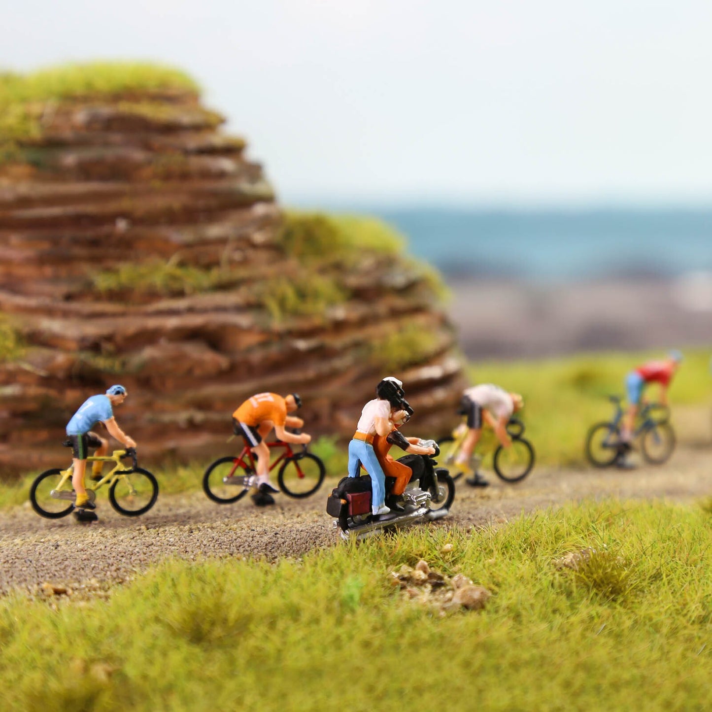Model Trains Ho Scale 1:87 Cyclist Rider Photographer 15 Different Poses Bicycle Motorcycle P8722 - Model Building Kits