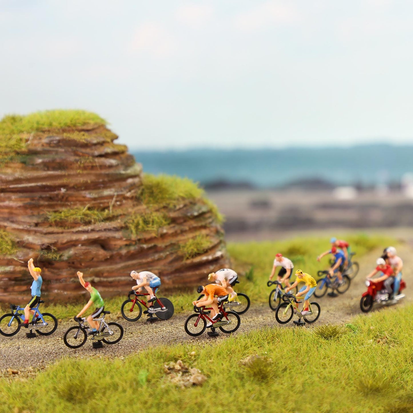 Model Trains Ho Scale 1:87 Cyclist Rider Photographer 15 Different Poses Bicycle Motorcycle P8722 - Model Building Kits