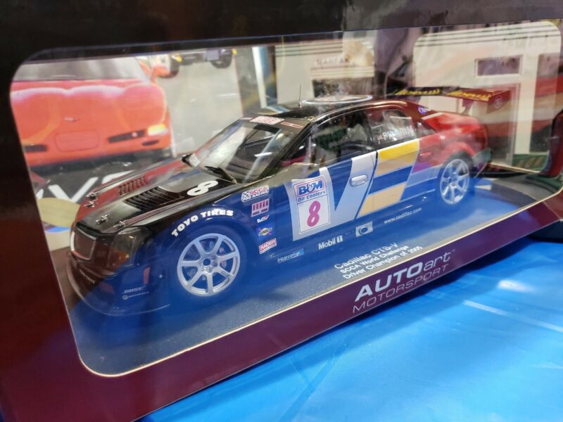 1/18 AutoArt Cadillac CTS-V SCCA World Challenge 2004 #8 Pilgrim