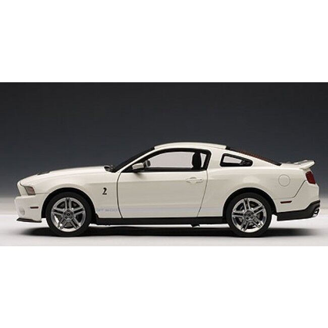 2010 FORD MUSTANG SHELBY GT500 COBRA WHITE SILVER STRIPES 1:18 by AUTOart 72917