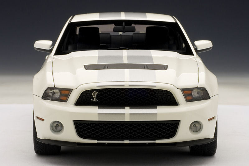 2010 FORD MUSTANG SHELBY GT500 COBRA WHITE SILVER STRIPES 1:18 by AUTOart 72917