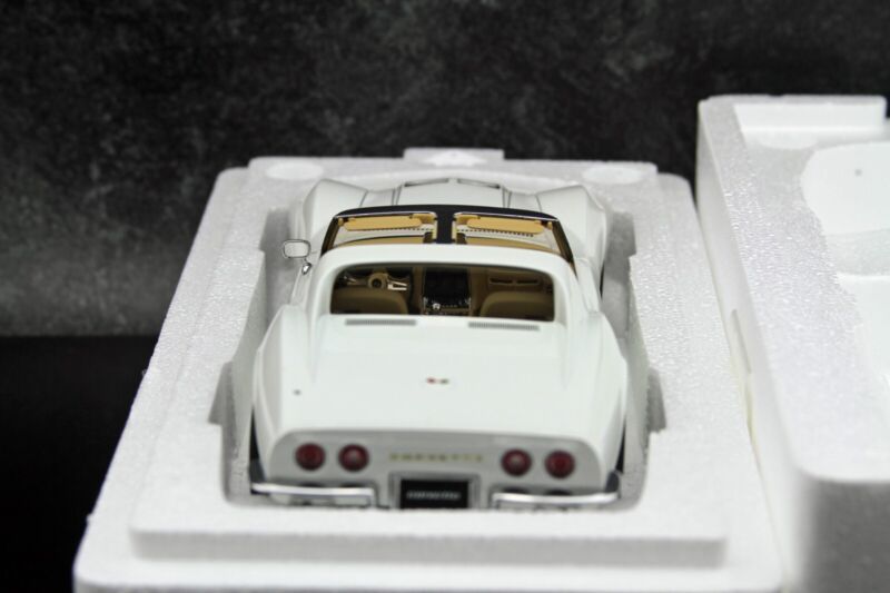 AUTOart 1970 Chevy Corvette Classic White Millennium Collection 1:18