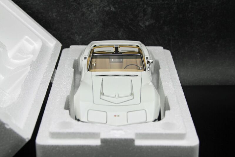 AUTOart 1970 Chevy Corvette Classic White Millennium Collection 1:18