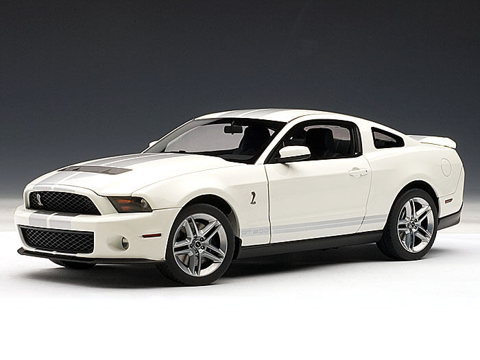 2010 FORD MUSTANG SHELBY GT500 COBRA WHITE SILVER STRIPES 1:18 by AUTOart 72917