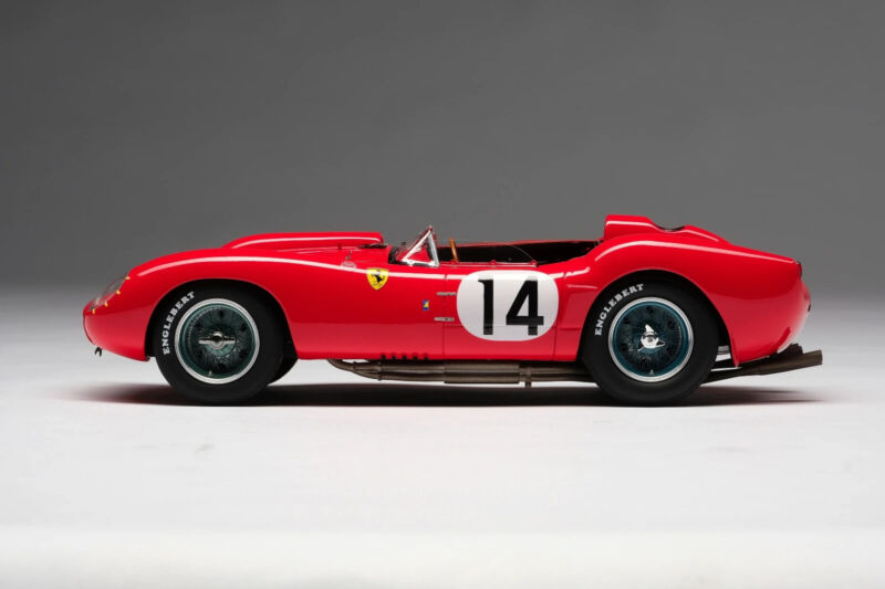 1/18 Amalgam Ferrari 250 TR 1958 Le Mans Winner The outer sleeve has some shelf wear/very minor creasing. Please contact me if you would like pictures of this. This is a very heavy model (10.5 pounds!) due to its heavy mounting base, booklet, and special