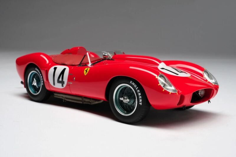 1/18 Amalgam Ferrari 250 TR 1958 Le Mans Winner The outer sleeve has some shelf wear/very minor creasing. Please contact me if you would like pictures of this. This is a very heavy model (10.5 pounds!) due to its heavy mounting base, booklet, and special