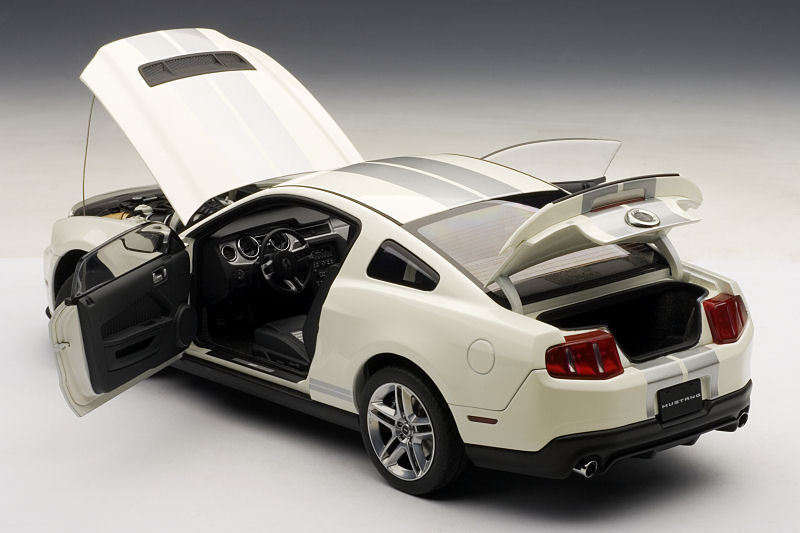 2010 FORD MUSTANG SHELBY GT500 COBRA WHITE SILVER STRIPES 1:18 by AUTOart 72917