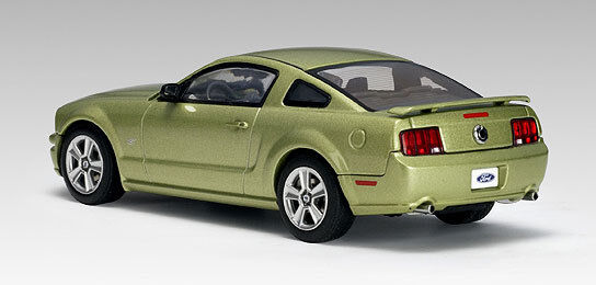 1:18 AUTOart FORD MUSTANG GT COUPE 2005 LEGEND LIME