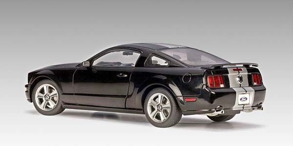 2005 FORD MUSTANG GT BLACK SILVER STRIPES PRODUCTION VERSION 1:18 AUTOart 73015