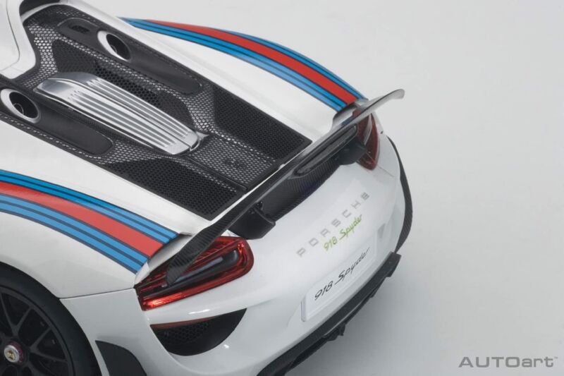 AUTOart 1/18 Porsche 918 Spyder Weissach package white/Martini stripe model car