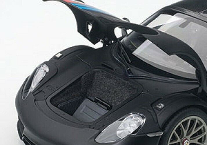 AUTOart 77929 Porsche 918 Spyder Weissach Package (Black/Martini Livery) 1:18