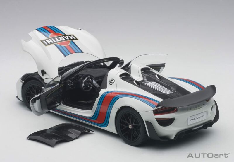 AUTOart 1/18 Porsche 918 Spyder Weissach package white/Martini stripe model car