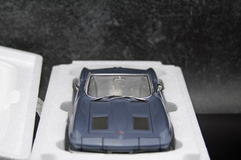 AUTOart 1963 Chevy Corvette Convertible Silver Blue Millennium Collection 1:18